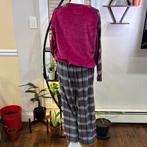 Cuddl Duds Velvet Long Sleeve Top and Plaid Pants Set size M - Picture 4 of 5